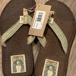 Green toe flip flops women 6 recycled by Simple Shoes